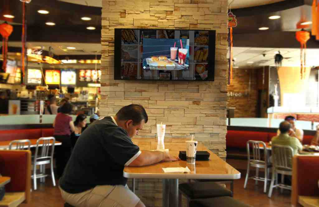 Restaurant Menu Cards on Digital Signage to Gain Customer's Attention